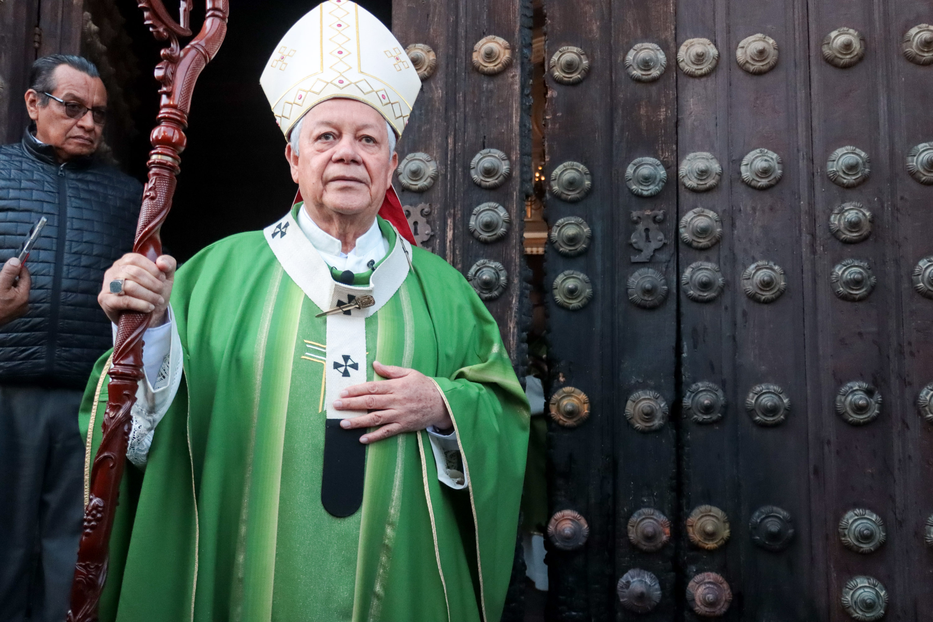 VIDEO Monseñor Víctor Sánchez realiza Acto de desagravio en la Puerta de la Catedral