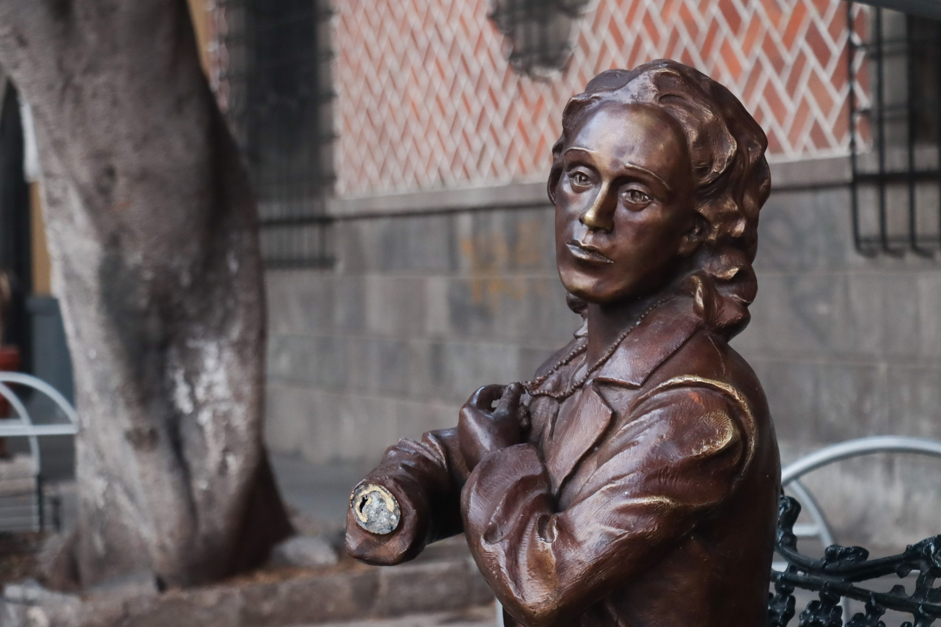 VIDEO Vuelven a vandalizar escultura de la escritora poblana Elena Garro