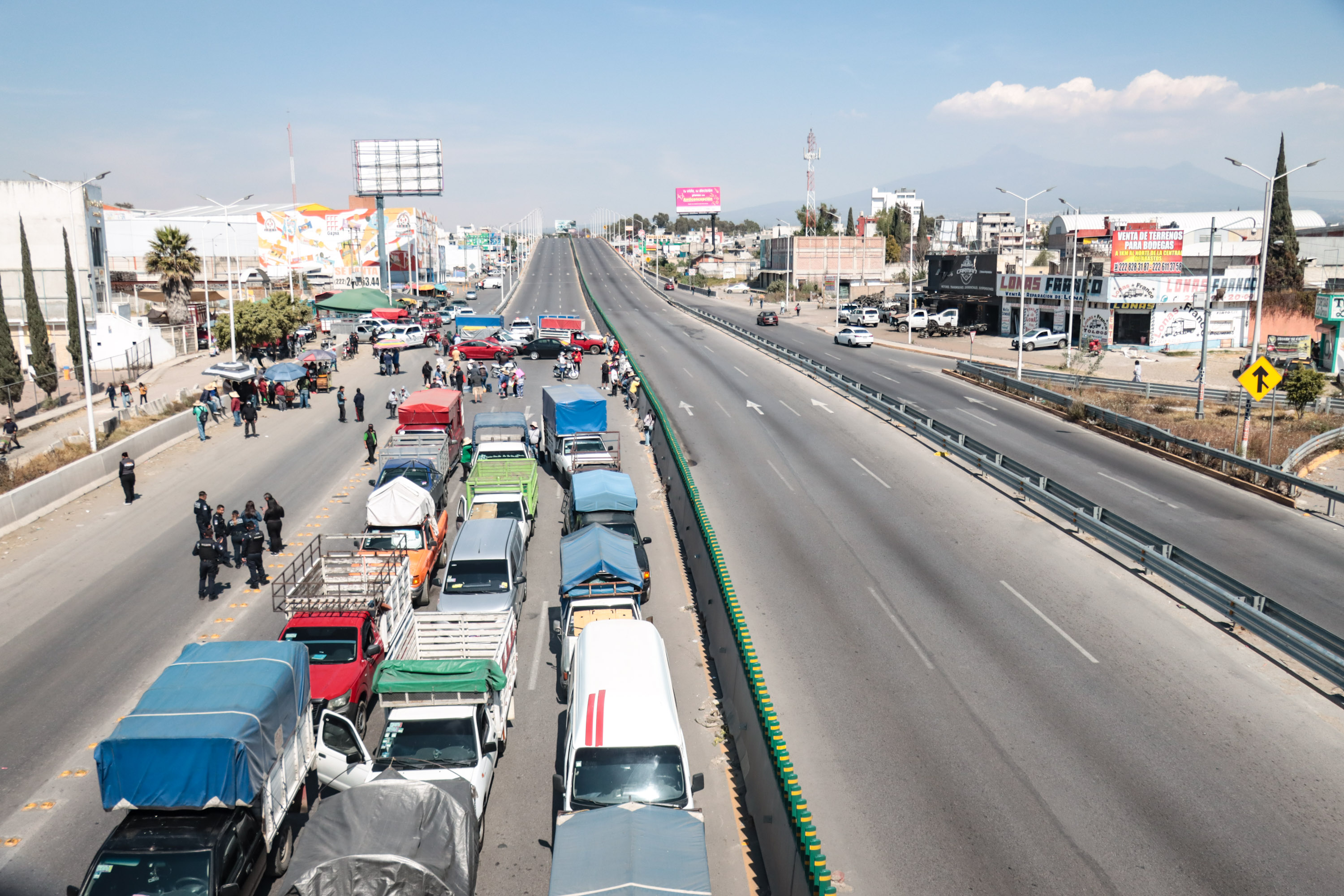 VIDEO Comerciantes de la Central de Abastos cierran la carretera Santa Ana