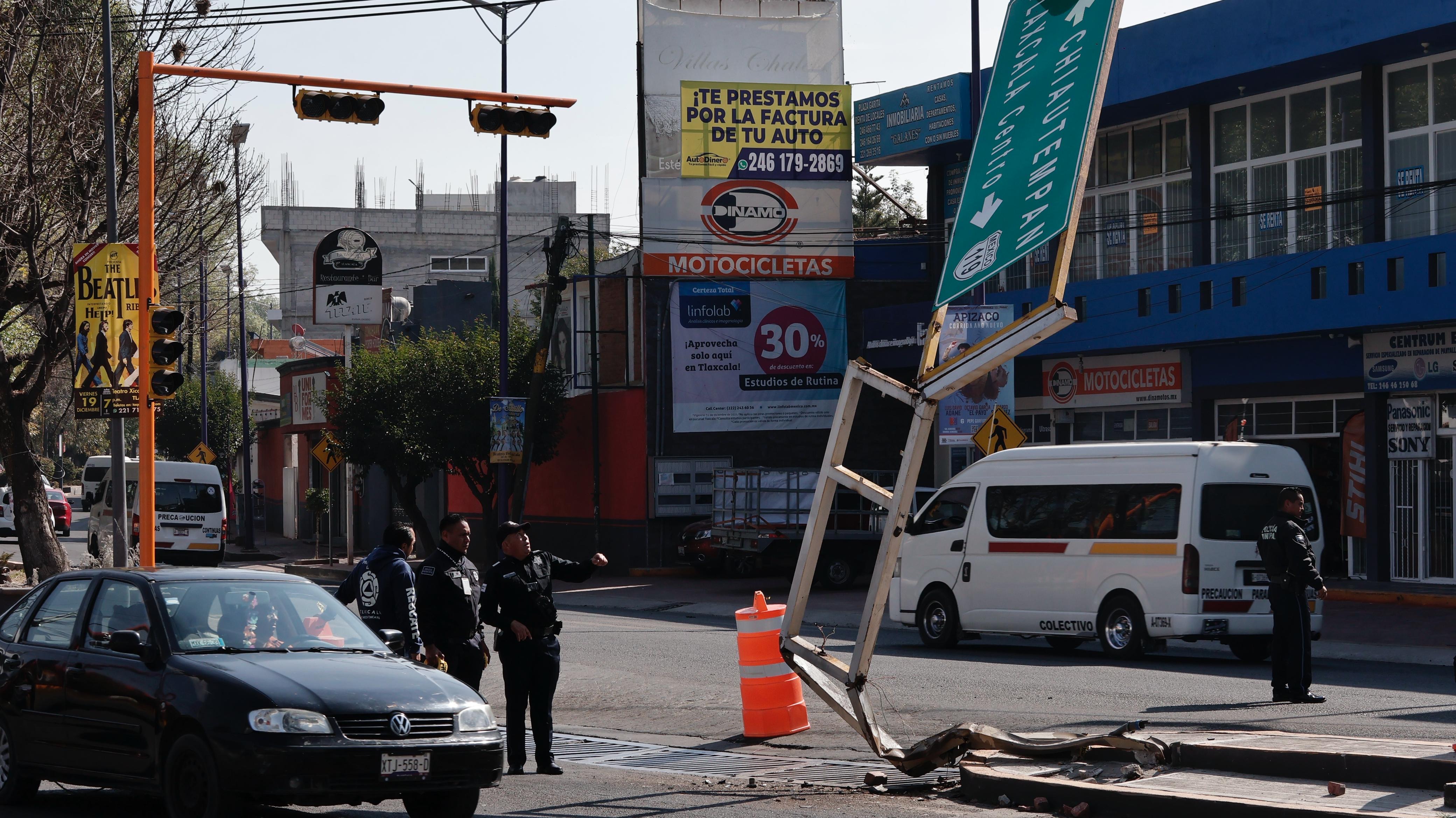 Semáforo dañado y parcialmente derribado en la Garita en Tlaxcala