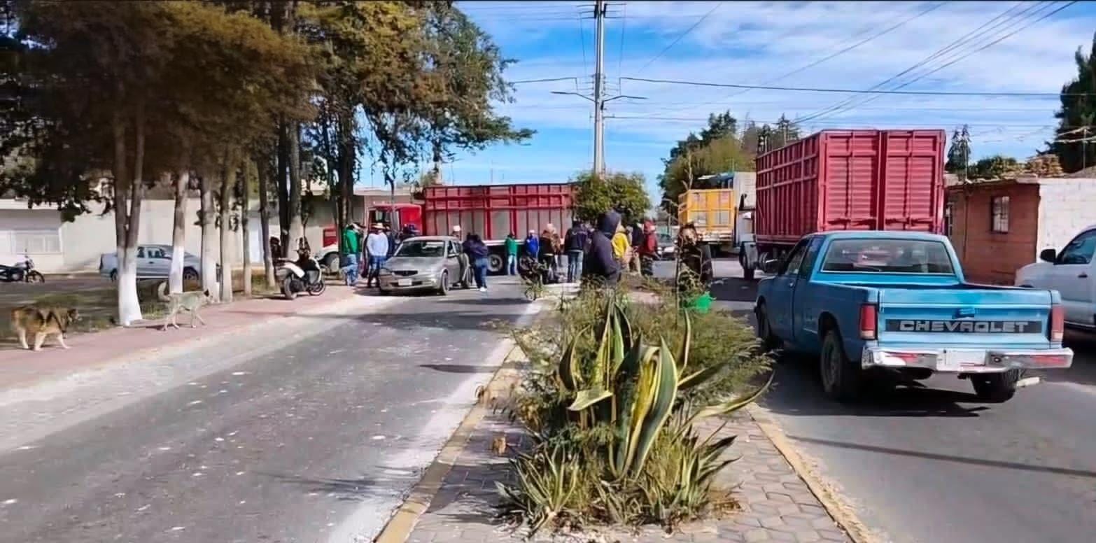 Cierran transportistas carretera a comunidad en Tlachichuca 