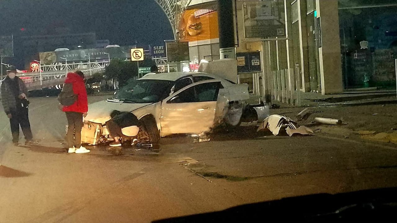 Pierde el control de su auto y choca contra bolardos en la Vía Atlixcáyotl