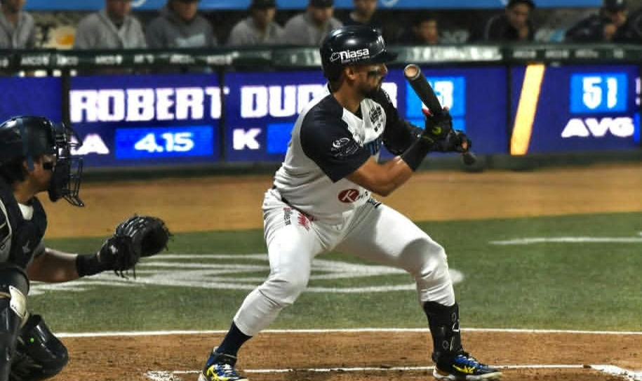 El jugador de Pericos, Samar Leyva, avanza con Algodoneros