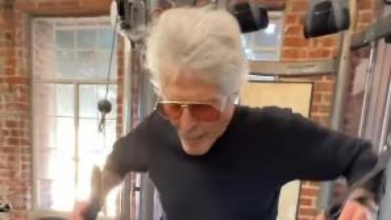 Rivero regresa más fuerte!; así captaron al actor entrenando en el gym a sus 87 años