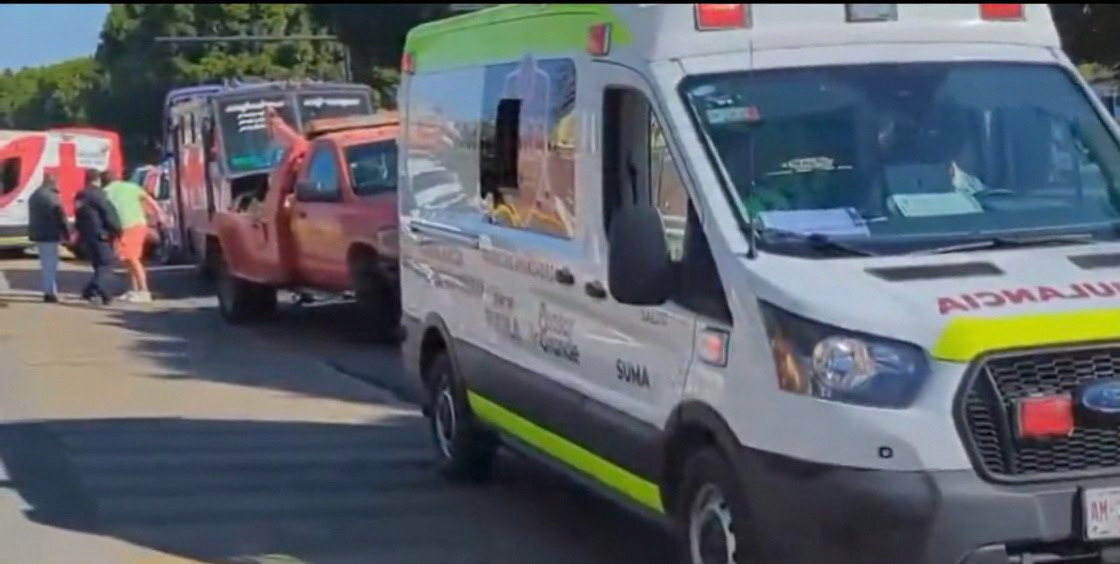 Choque entre transporte público en Bulevar 5 de Mayo deja 10 lesionados