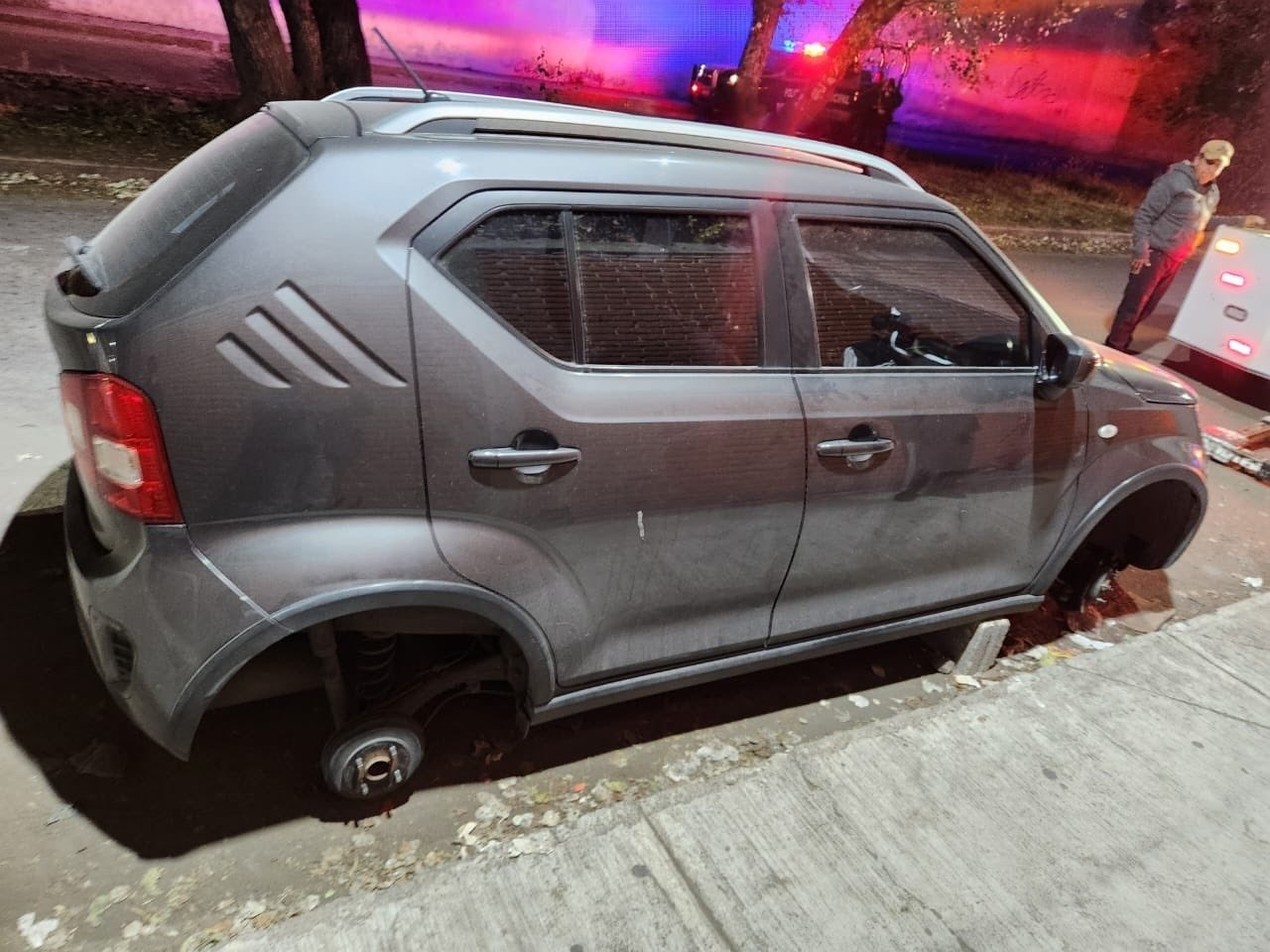 Una familia asiste al Centro Comercial Explanada en Cholula y dejan su coche en tabiques