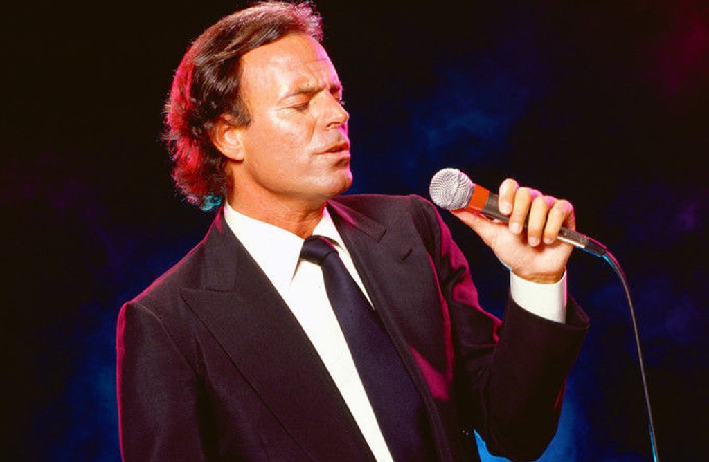 Colectivos exigen retirar reconocimientos a Julio Iglesias tras denuncias de agresión sexual