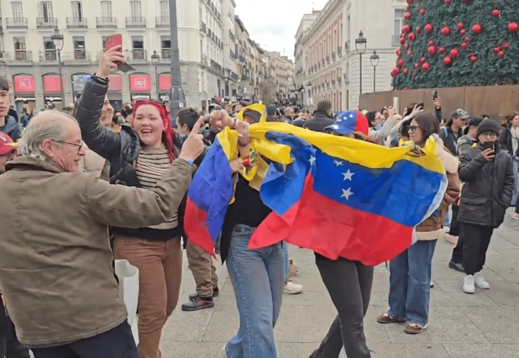 Venezolanos celebran en Madrid la captura de Nicolás Maduro con música y banderas