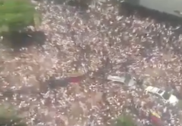 Miles de venezolanos salen a las calles para festejar el fin del régimen de Maduro