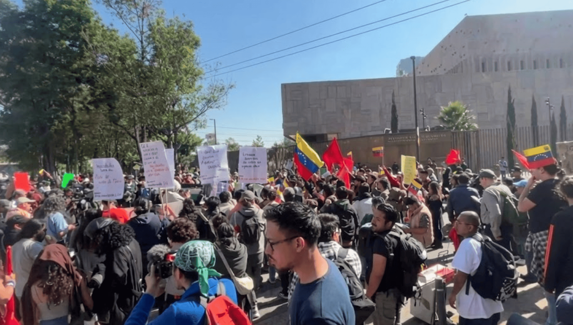 Protestan en la Embajada de la EU en México contra la captura de Nicolás Maduro