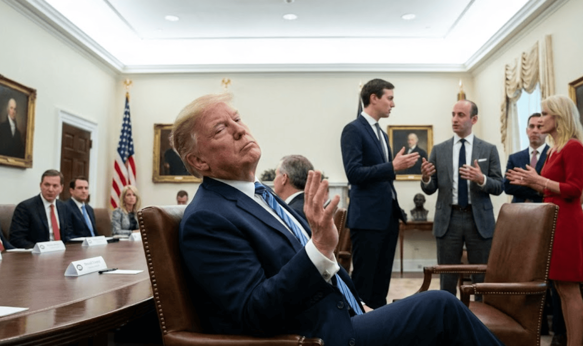 Trump admite que cierra los ojos en reuniones aburridísimas, pero asegura que escucha todo