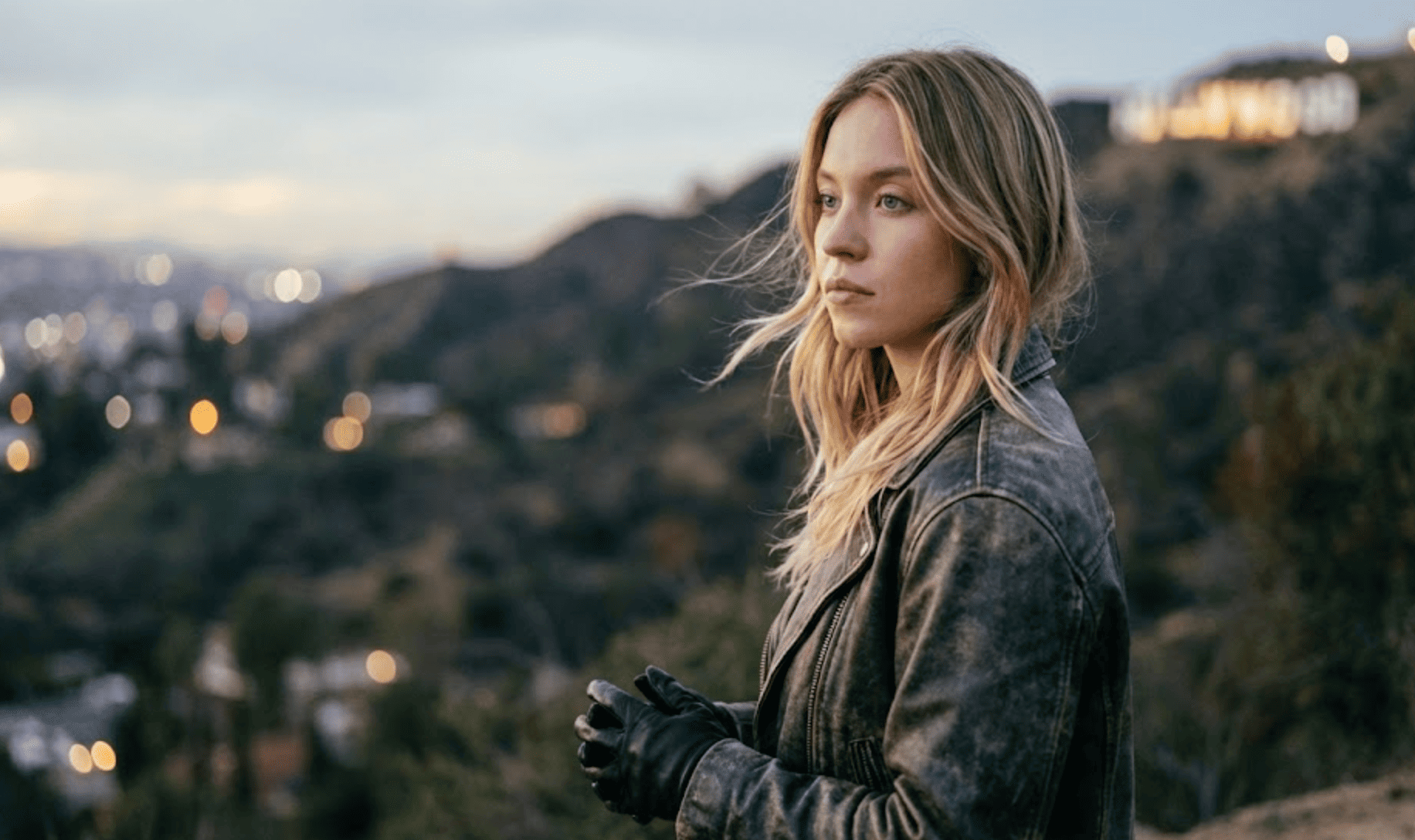 Sydney Sweeney cuelga sujetadores en el cartel de Hollywood y podría enfrentar cargos