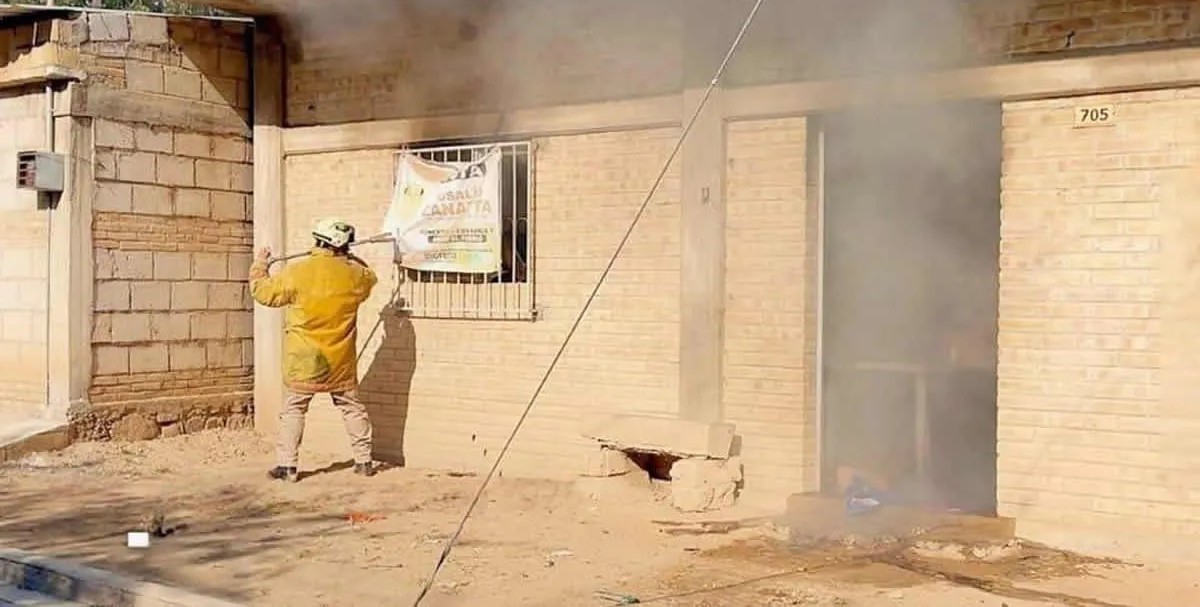 Un individuo tuvo un pasón e incendió su propia casa en Ajalpan