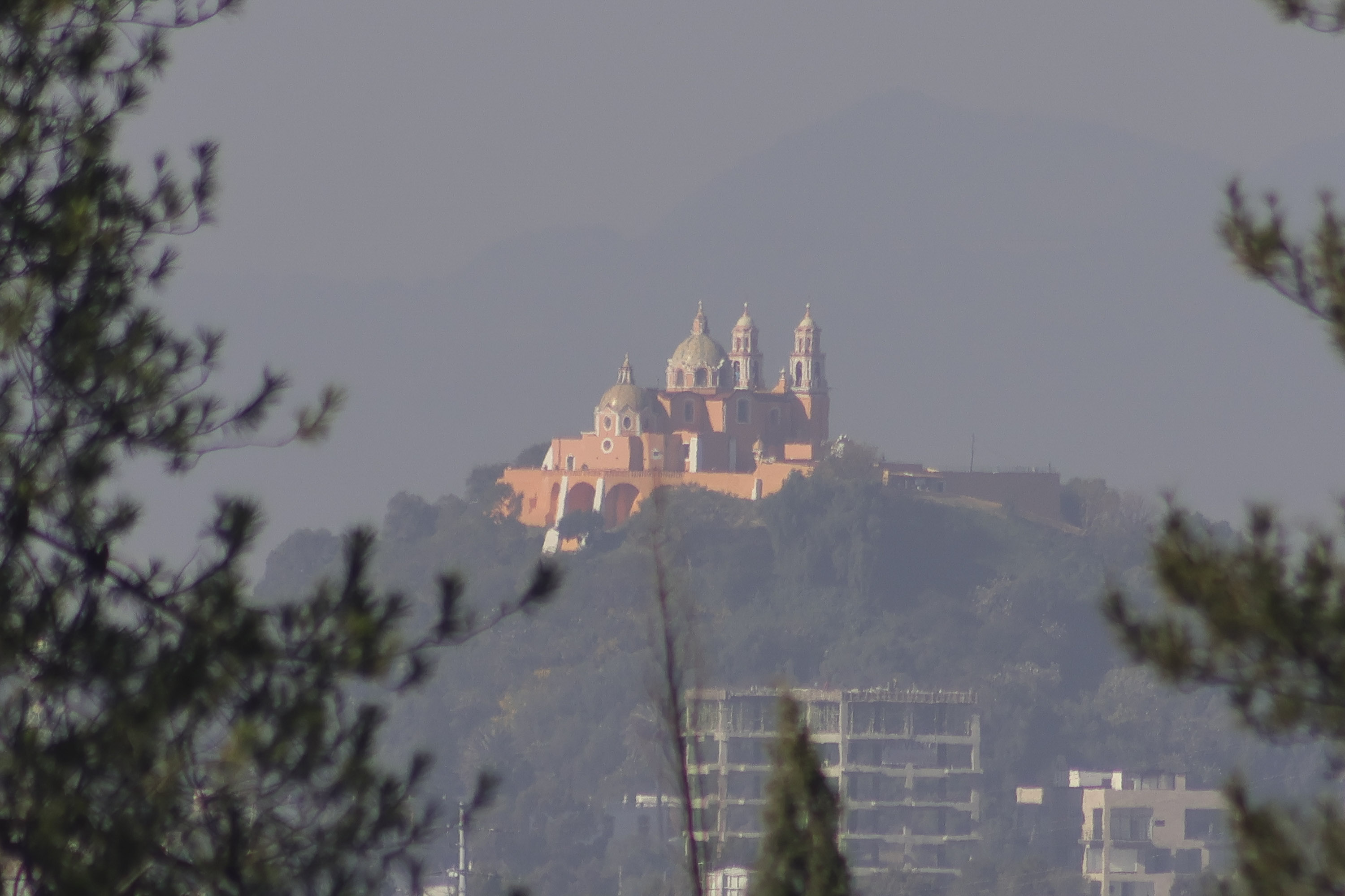 Con ambiente fresco y cielo parcialmente nublado amanece Puebla 