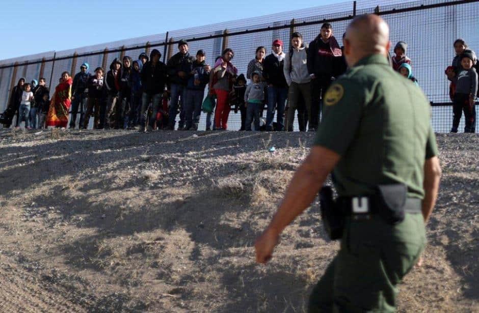 Dispersan con gas protesta por detención de niño migrante en EU
