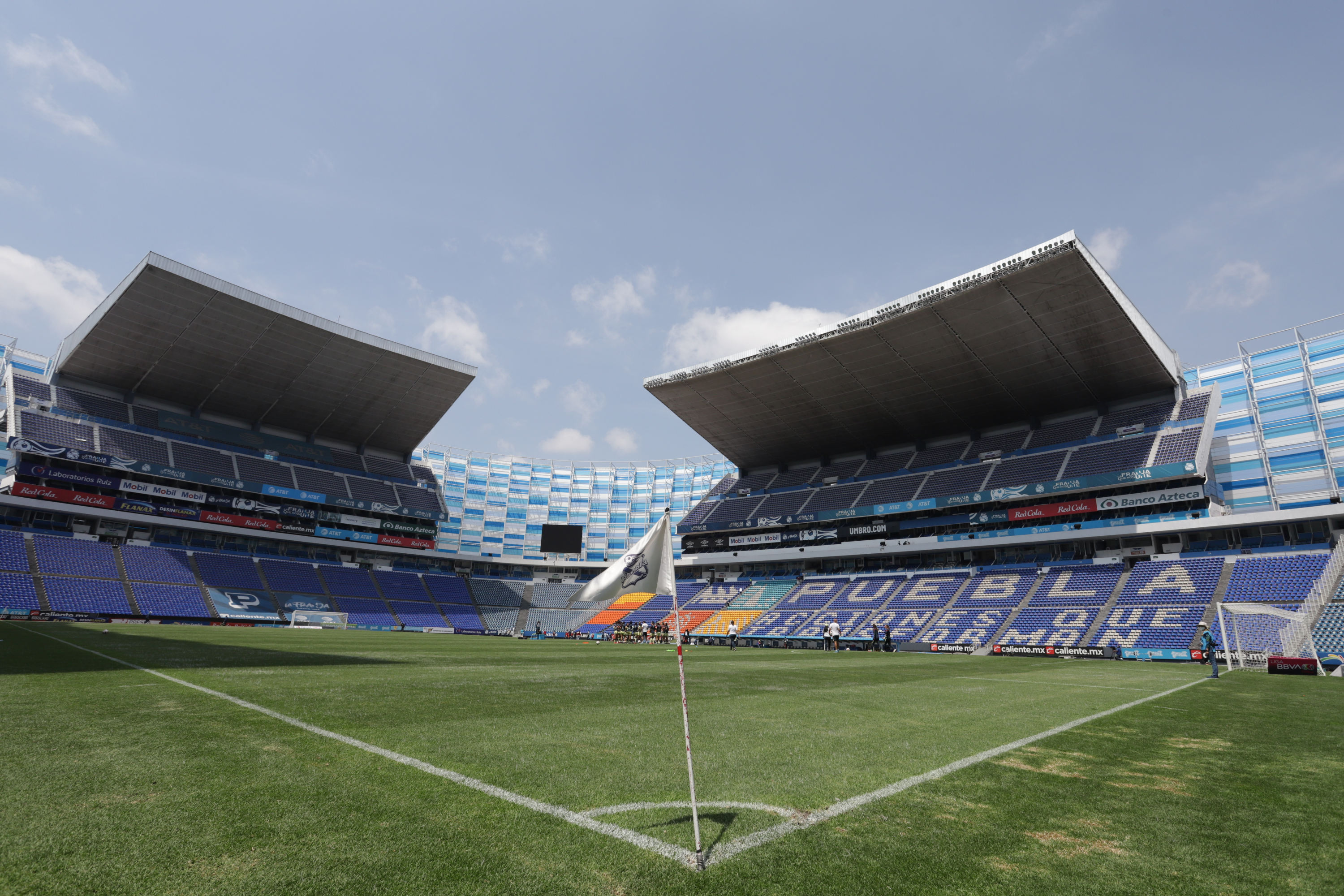 Avanza mantenimiento de la cancha del estadio Cuauhtémoc