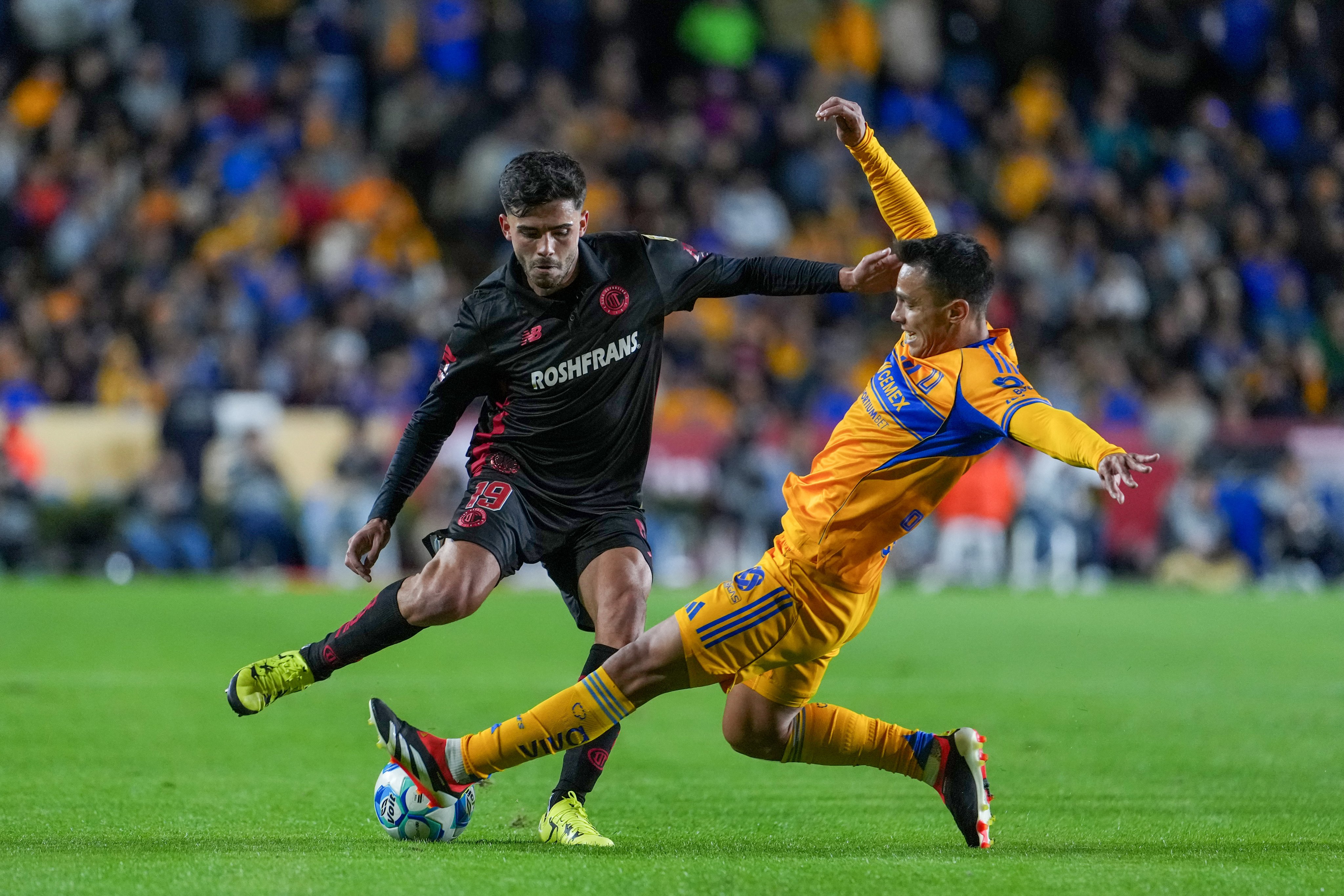 Tigres y Toluca empatan sin goles en el Volcán