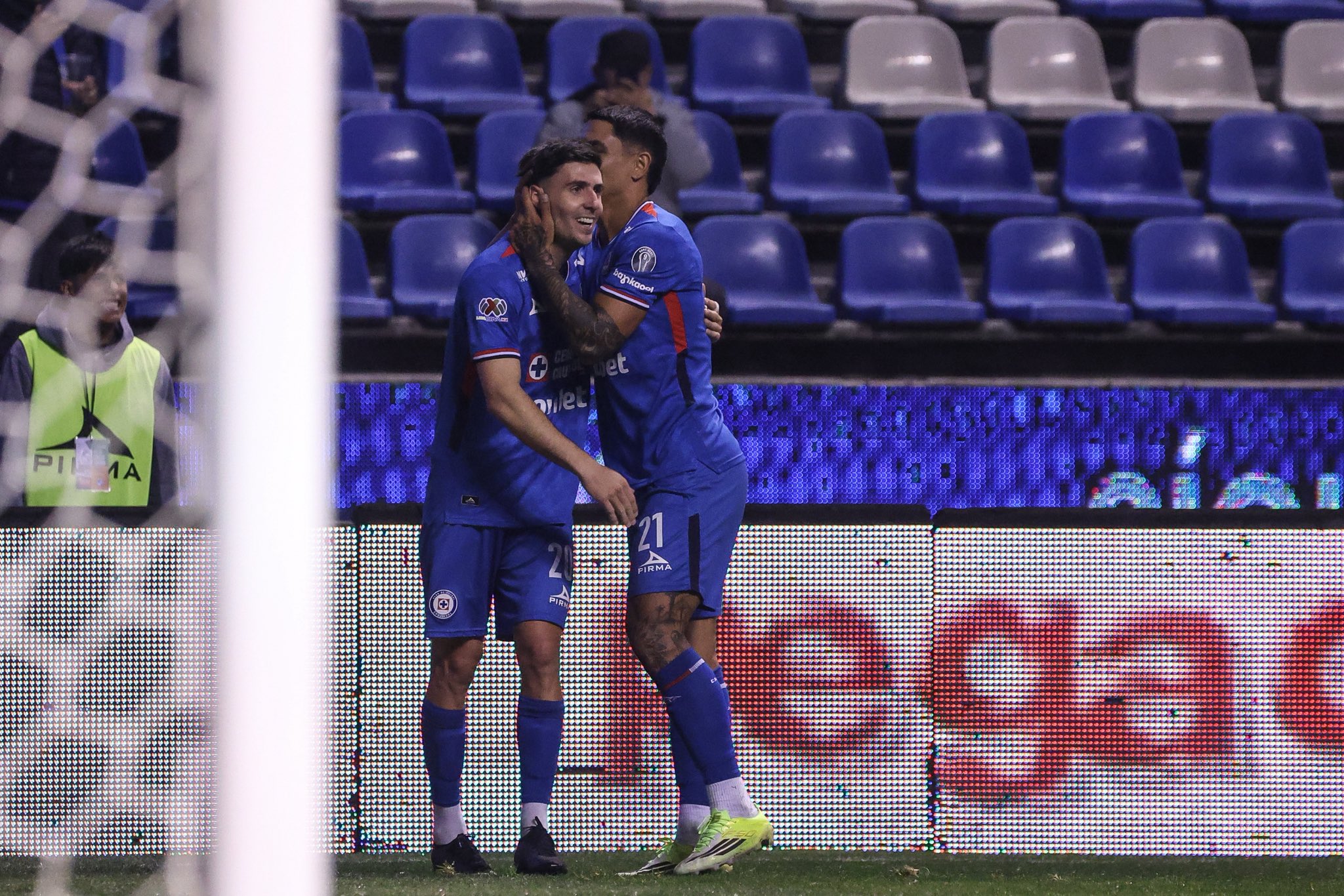 VIDEO Con muchas dudas, Cruz Azul vence al Puebla