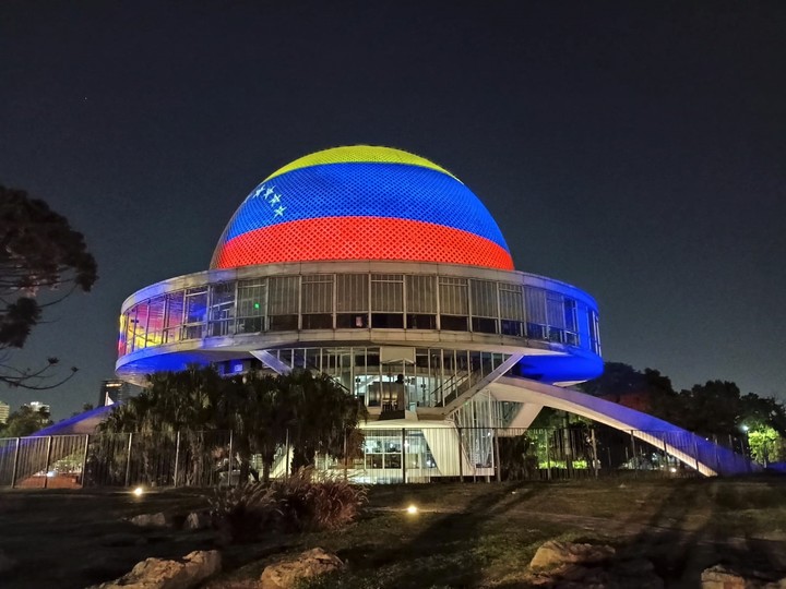 VIDEO Monumentos emblemáticos de Venezuela se iluminan con los colores de la bandera por la detención de Maduro 