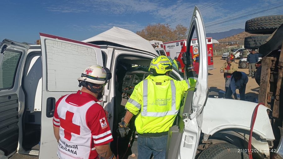 Choque de camioneta del INM provoca el cierre total en la carretera Panamericana 