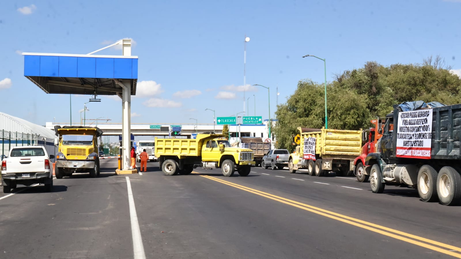 Cierran la autopista Puebla-Tlaxcala por conflicto entre sindicatos de construcción 