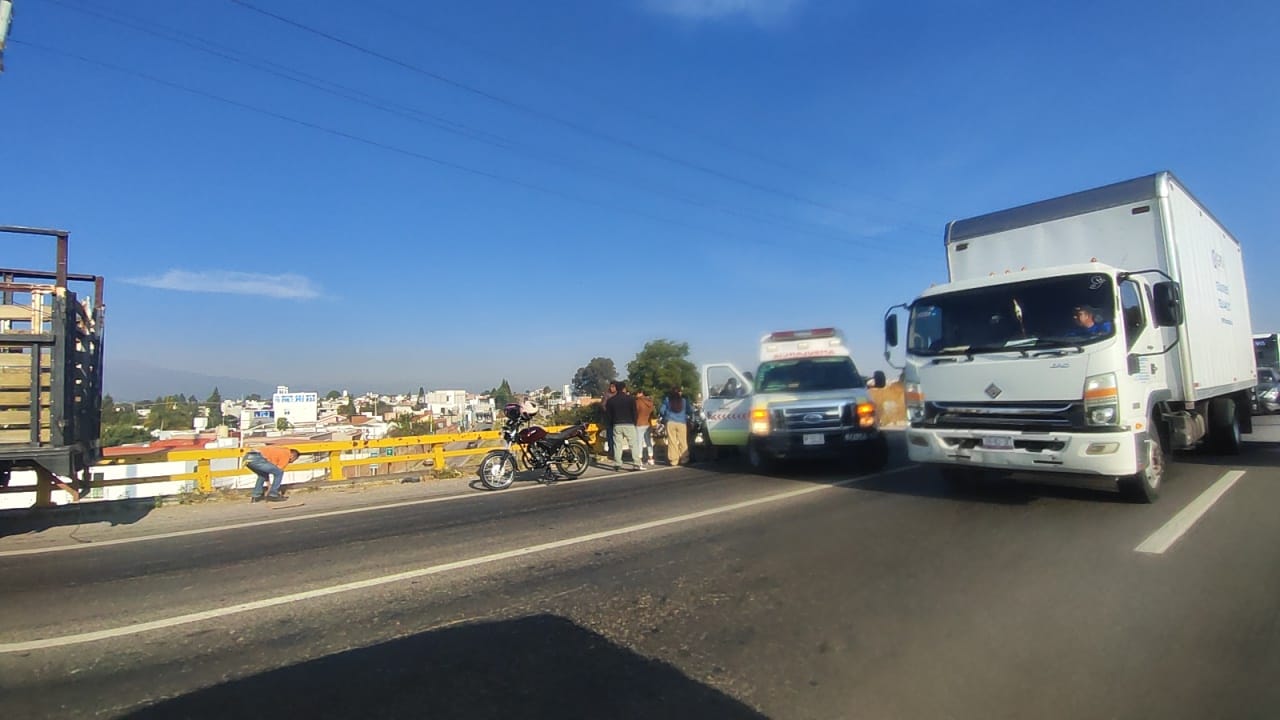 VIDEO Caos vial en Periférico Ecológico por accidente de motociclistas