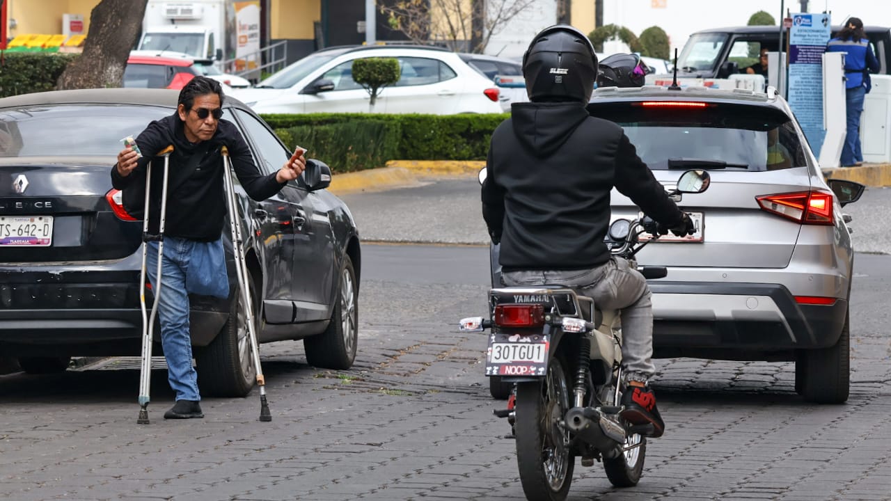 Entre el frío y la adversidad, un hombre vende dulces para seguir adelante en Tlaxcala
