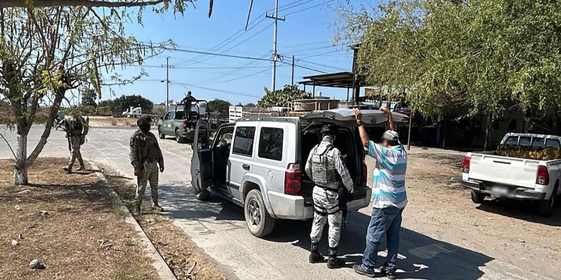 En Michoacán aseguran 36 armas de fuego y detienen a tres personas
