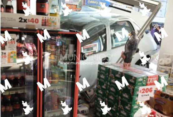 Vehículo choca contra moto y camioneta y termina dentro de un Oxxo en Texmelucan