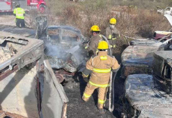 Más de 10 vehículos quedan reducidos a cenizas tras incendio en corralón de Tehuacán