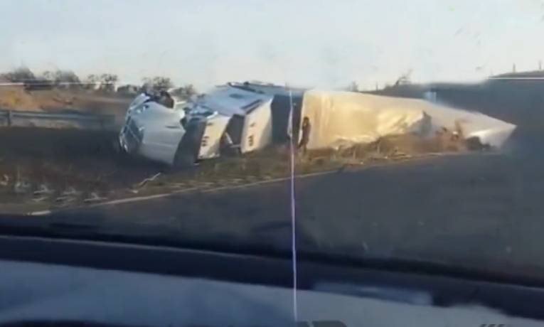 Tráiler con carga de aguacate sufre percance en la Vía Atlixcáyotl