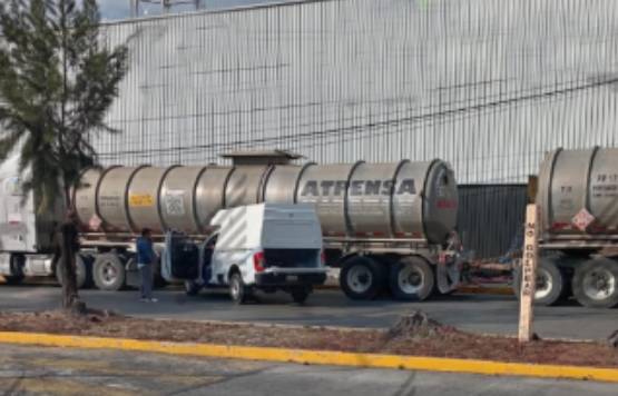 Ebrio choca su camioneta contra full de contenedores tipo pipa en Parque Industrial