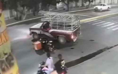 Queda grave motociclista al chocar contra camioneta sobre bulevar en Izúcar