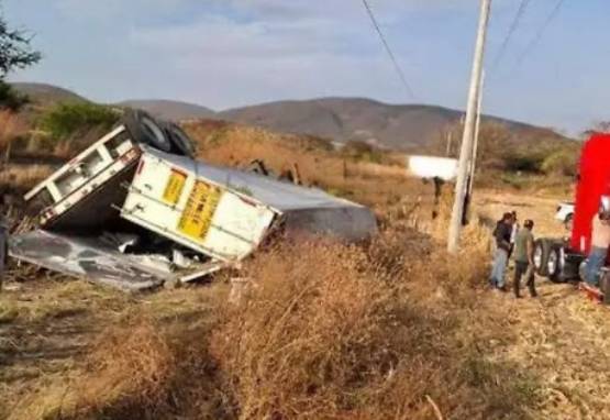 Volcadura de caja de tráiler con azúcar genera rapiña en la Izúcar-Cuautla 