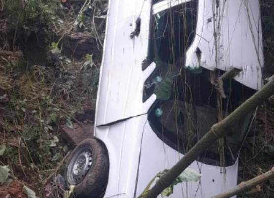 Se va al fondo de barranco carro en Huehuetla 