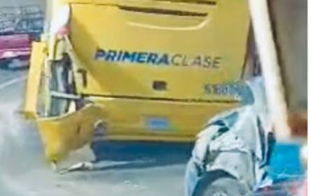 Se impactan autobús ORO y auto compacto en Tehuitzingo