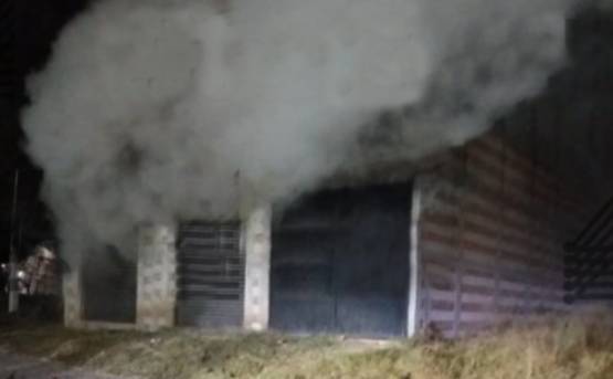 Roban e incendian bodega de dulces en Xoxtla