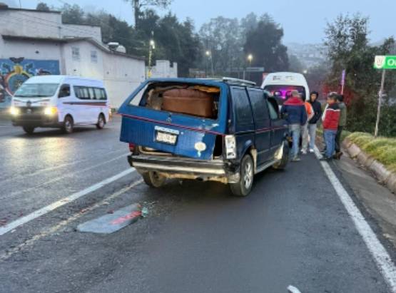 Auto provoca fuerte accidente en Chignautla dejando daños materiales