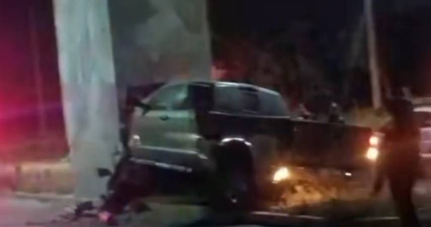 Sujeto choca su camioneta contra pórtico de seguridad de Acajete