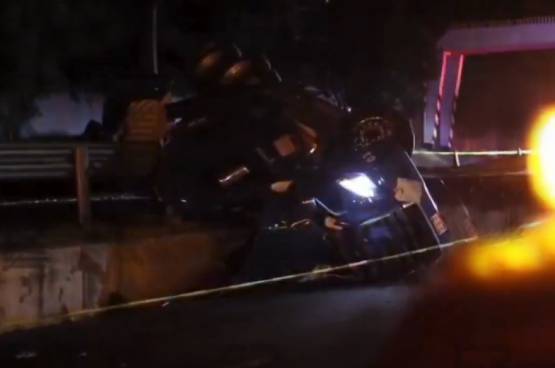 Muere conductor de tráiler tras volcarse en la autopista Tlaxcala–Apizaco