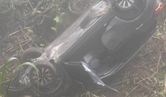 Cae camioneta al vació con familia en Hueytamalco