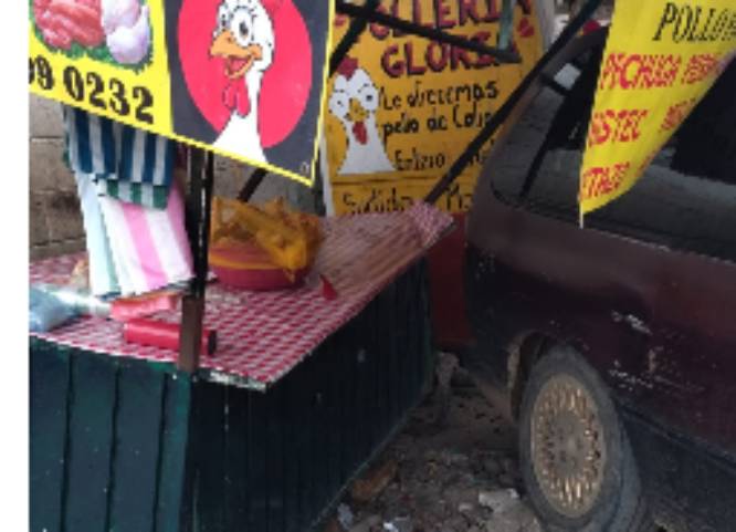 Camioneta se impacta contra un negocio de venta de pollo en Xicotepec.