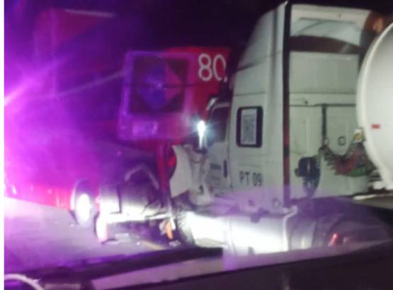 Choque entre autobús y pipa genera cierre de la autopista México-Tuxpan 