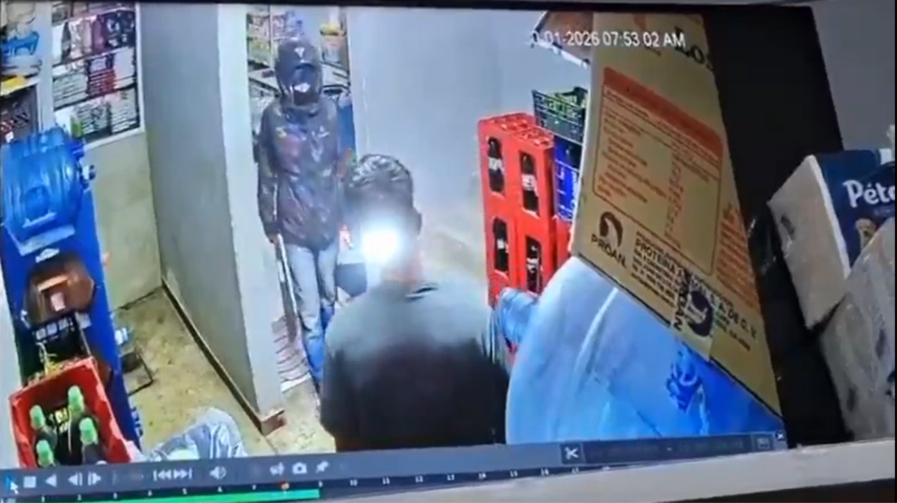 Con machete en mano, individuo roba en una tienda en Cuautlancingo