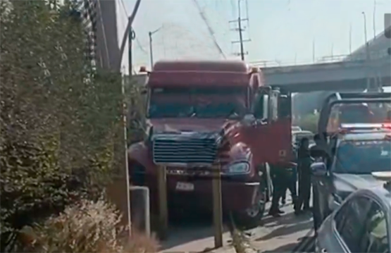 Operativo policial en la México–Puebla deja un detenido tras persecución de tráiler robado