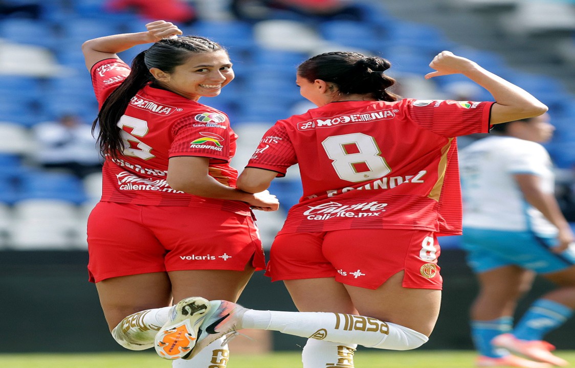 VIDEO Césped del Cuauhtémoc cobra su primera víctima, se lesiona jugadora de Toluca