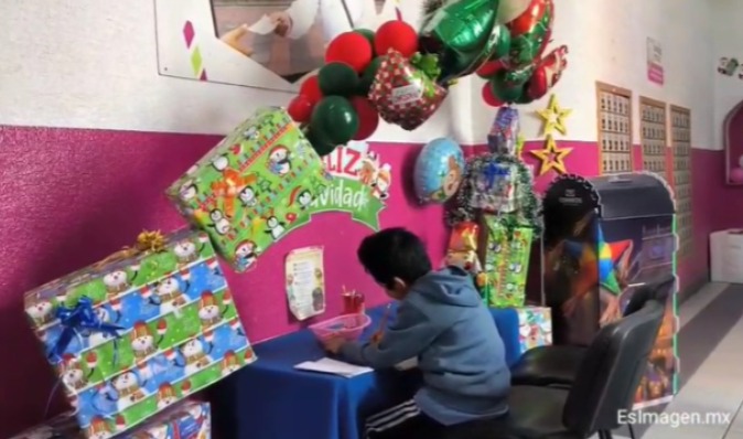 VIDEO ¡Qué emoción! Niñas y niños acuden al correo a dejar sus cartas para los Reyes Magos