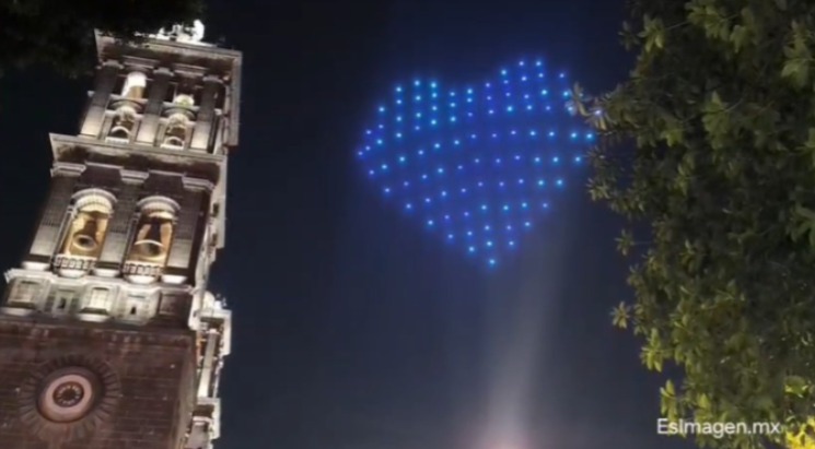 VIDEO Espectáculo de drones iluminó el cielo de Puebla durante el Desfile de Reyes Magos 