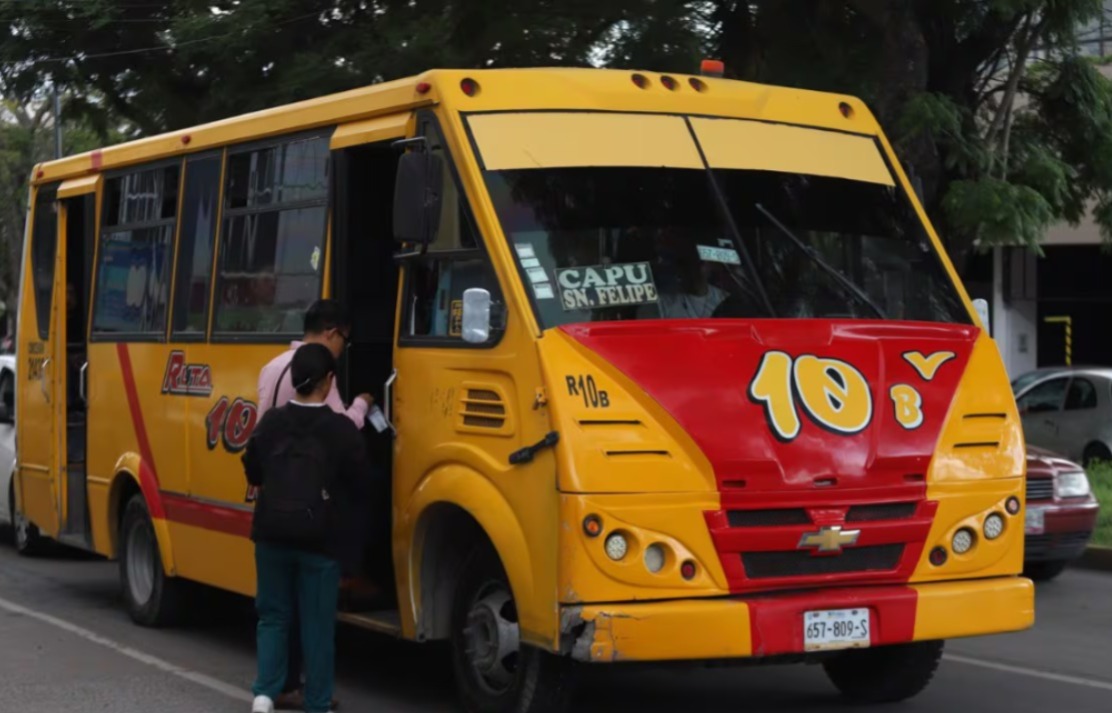 Unidad de la ruta 10 se impactó con un motociclista en San Jerónimo Caleras 