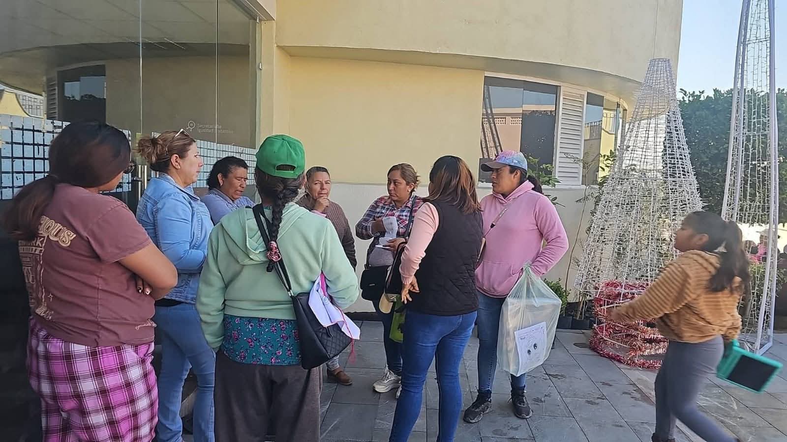 Pobladores de Tlacotepec de Benito Juárez se manifiestan afuera de presidencia municipal 